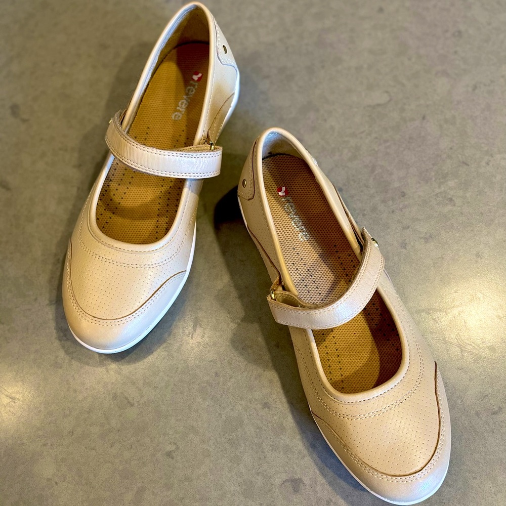 Revere Mary Janes with removal orthopedic insoles—New without box